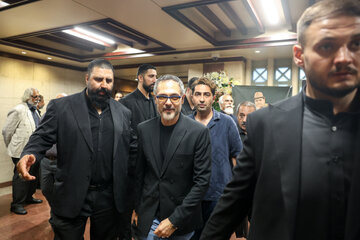 کوروش تهامی در مراسم ختم زنده یاد «اکبر عبدی»