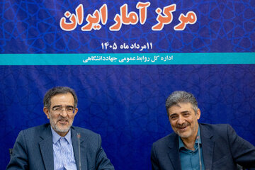 غلامرضا گودرزی، رییس مرکز کلی آمار و علی منتظری، رییس جهاد دانشگاهی در مراسم امضای تفاهم‌نامه همکاری جهاد دانشگاهی و مرکز آمار ایران