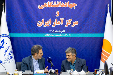 غلامرضا گودرزی، رییس مرکز کلی آمار و علی منتظری، رییس جهاد دانشگاهی در مراسم امضای تفاهم‌نامه همکاری جهاد دانشگاهی و مرکز آمار ایران