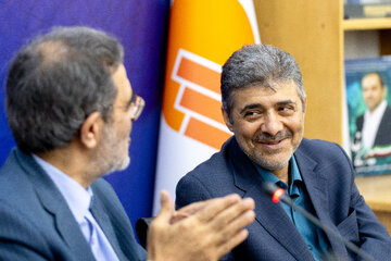 غلامرضا گودرزی، رییس مرکز کلی آمار و علی منتظری، رییس جهاد دانشگاهی در مراسم امضای تفاهم‌نامه همکاری جهاد دانشگاهی و مرکز آمار ایران