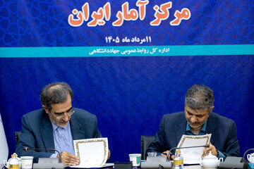 غلامرضا گودرزی، رییس مرکز کلی آمار و علی منتظری، رییس جهاد دانشگاهی در مراسم امضای تفاهم‌نامه همکاری جهاد دانشگاهی و مرکز آمار ایران