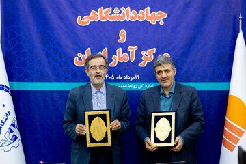غلامرضا گودرزی، رییس مرکز کلی آمار و علی منتظری، رییس جهاد دانشگاهی در مراسم امضای تفاهم‌نامه همکاری جهاد دانشگاهی و مرکز آمار ایران