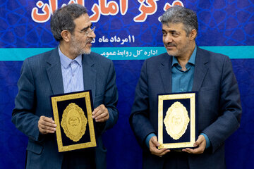غلامرضا گودرزی، رییس مرکز کلی آمار و علی منتظری، رییس جهاد دانشگاهی در مراسم امضای تفاهم‌نامه همکاری جهاد دانشگاهی و مرکز آمار ایران