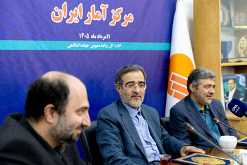 غلامرضا گودرزی، رییس مرکز کلی آمار و علی منتظری، رییس جهاد دانشگاهی در مراسم امضای تفاهم‌نامه همکاری جهاد دانشگاهی و مرکز آمار ایران