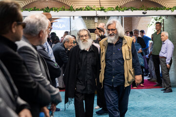 وحید جلیلی در مراسم یادبود اکبر عبدی در مسجد بلال