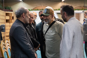 مهران غفوریان، بازیگر و پیمان جبلی، رئيس سازمان صدا و سیما در مراسم یادبود اکبر عبدی در مسجد بلال