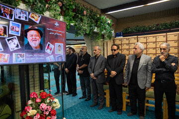 پیمان جبلی، رئيس سازمان صدا و سیما در مراسم یادبود اکبر عبدی در مسجد بلال