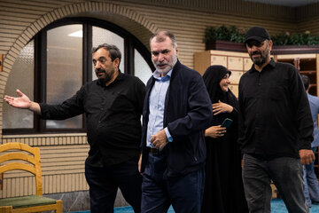 مسعود ده نمکی، کارگردان در مراسم یادبود اکبر عبدی در مسجد بلال