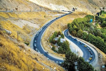 حدود ۷ کیلومتر از مسیرهای صعب‌العبور جاده هراز امسال چهار خطه می‌شود