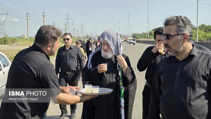 یکصدا در سوگ حسین(ع) / روایتی از وحدت شیعه و سنی در پیادهروی اربعین حسینی آستارا
