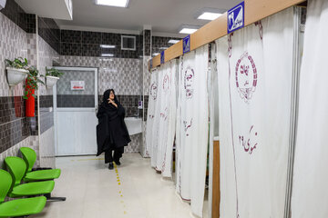 بازدید خبرنگاران از آزمایشگاه مرکزی جهاددانشگاهی خراسان رضوی