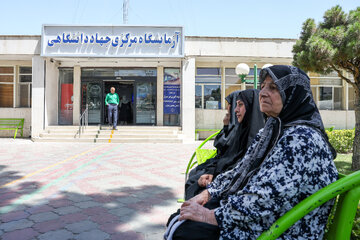 بازدید خبرنگاران از آزمایشگاه مرکزی جهاددانشگاهی خراسان رضوی