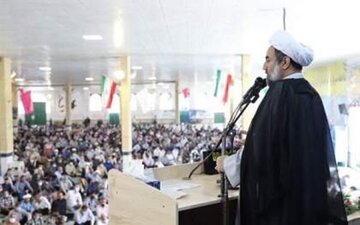 امام‌جمعه زاهدان: نه از ولی فقیه جلو بیفتیم و نه عقب بمانیم