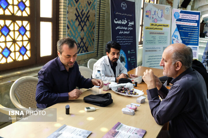 برپایی میز خدمت جهاد دانشگاهی در مصلای امام خمینی (ره) تبریز