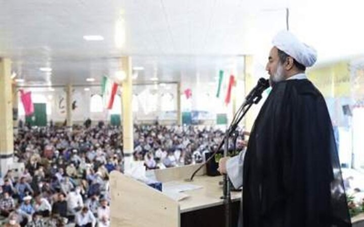امام‌جمعه زاهدان: نه از ولی فقیه جلو بیفتیم و نه عقب بمانیم