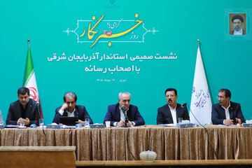 ظفر محمدی، سرپرست معاونت هماهنگی امور عمرانی استانداری آذربایجان شرقی و بهرام سرمست، استاندار آذربایجان شرقی و مرتضی محمدزاده، را به سمت معاون سیاسی-اجتماعی استانداری آذربایجان شرقی در دیدار صمیمی استاندار آذربایجان شرقی با اصحاب رسانه به مناسبت روز خبرنگار - تبریز