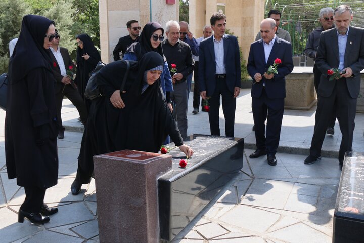 روز خبرنگار در همدان؛ از غبارروبی مزار شهدا تا پای درس اخلاق