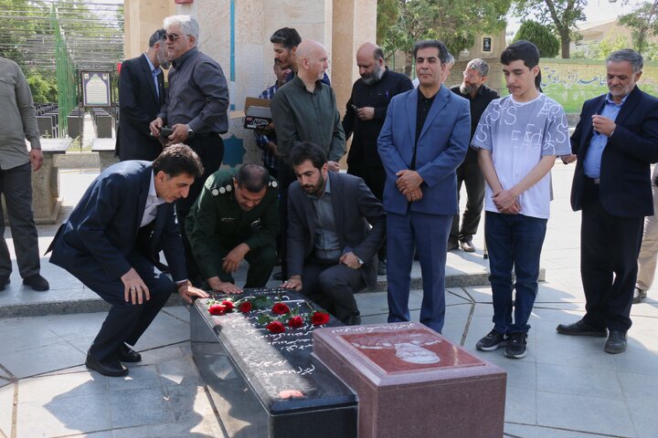 روز خبرنگار در همدان؛ از غبارروبی مزار شهدا تا پای درس اخلاق