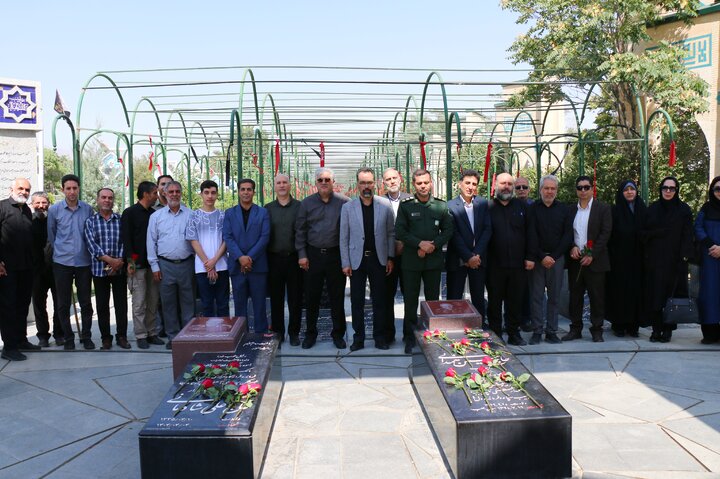 روز خبرنگار در همدان؛ از غبارروبی مزار شهدا تا پای درس اخلاق