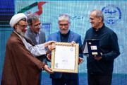 اعطای کارت عضویت افتخاری جهاددانشگاهی به رئیس‌جمهور/ تقدیر رئیس این نهاد از دکتر پزشکیان