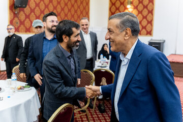 محمدجعفر قائم‌پناه، معاون اجرایی رییس جمهور و حبیب عباسی، مدیر کل روابط عمومی ریاست جمهوری در نشست صمیمی وزیر جهاد کشاورزی با خبرنگاران