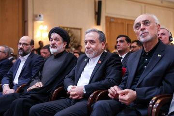 علی‌اکبر صالحی و عباس عراقچی، وزیر امور خارجه در مراسم محرم و عاشورا در آینه اسناد وزارت امور خارجه