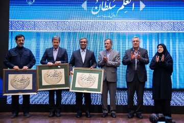 فاطمه مهاجرانی،‌سخنگوی دولت و محمدرضا ظفرقندی،‌ وزیر بهداشت و علی منتظری،‌ رئيس جهاد دانشگاهی در مراسم تقدیر از جهادگران نمونه در حاشیه آیین گرامیداشت چهل‌وششمین سالگرد تاسیس جهاددانشگاهی