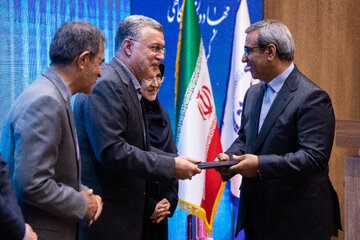 تقدیر از جهادگران نمونه در حاشیه آیین گرامیداشت چهل‌وششمین سالگرد تاسیس جهاددانشگاهی توسط فاطمه مهاجرانی،‌سخنگوی دولت و محمدرضا ظفرقندی،‌ وزیر بهداشت و علی منتظری،‌ رئيس جهاد دانشگاهی