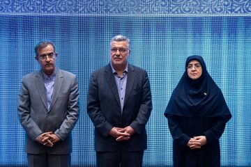 فاطمه مهاجرانی،‌سخنگوی دولت و محمدرضا ظفرقندی،‌ وزیر بهداشت و علی منتظری،‌ رئيس جهاد دانشگاهی در آیین گرامیداشت چهل‌وششمین سالگرد تاسیس جهاددانشگاهی با حضور رئيس جمهور