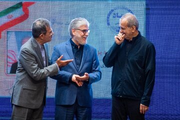 مسعود پزشکیان، رئیس جمهور، حسین سیمایی صراف، وزیر علوم و علی منتظری، رئيس جهاد دانشگاهی در آیین گرامیداشت چهل‌و‌ششمین سالگرد تاسیس جهاددانشگاهی