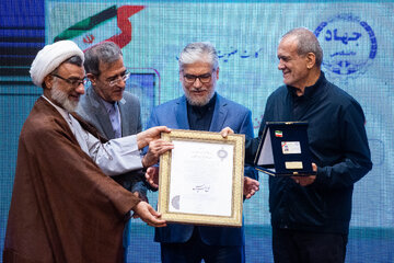 اعطای کارت عضویت افتخاری جهاددانشگاهی به رئیس‌جمهور/ تقدیر رئیس این نهاد از دکتر پزشکیان