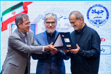 مسعود پزشکیان، رئیس جمهور، حسین سیمایی صراف، وزیر علوم و علی منتظری، رئيس جهاد دانشگاهی در آیین گرامیداشت چهل‌و‌ششمین سالگرد تاسیس جهاددانشگاهی