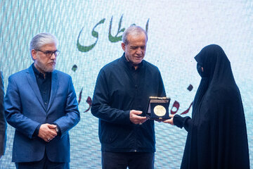 تقدیر از فرزند شهید علی لاریجانی در حاشیه آیین گرامیداشت چهل‌وششمین سالگرد تاسیس جهاددانشگاهی توسط مسعود پزشکیان، رئیس جمهور، حسین سیمایی صراف، وزیر علوم