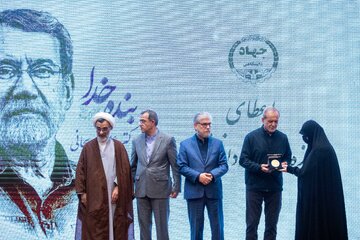 تقدیر از فرزند شهید علی لاریجانی در حاشیه آیین گرامیداشت چهل‌وششمین سالگرد تاسیس جهاددانشگاهی