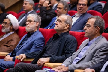 علی منتظری،‌رئيس جهاد دانشگاهی، مسعود پزشکیان، رئیس جمهور و  حسین سیمایی صراف، وزیر علوم در آیین گرامیداشت چهل‌و‌ششمین سالگرد تاسیس جهاددانشگاهی