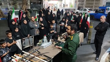 نمایش کشفیات سلاح از اغتشاشات دی‌ماه در پیشوا؛ از قمه و شمشیر تا مواد مخدر