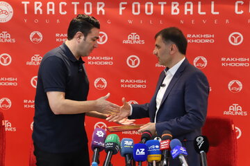 جواد نکونام، سر‌مربی جدید تیم فوتبال تراکتور در نشست خبری مدیرعامل و سرمربی جدید تراکتور