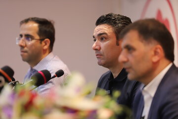 جواد نکونام، سر‌مربی جدید تیم فوتبال تراکتور در نشست خبری مدیرعامل و سرمربی جدید تراکتور