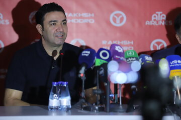 جواد نکونام، سر‌مربی جدید تیم فوتبال تراکتور در نشست خبری مدیرعامل و سرمربی جدید تراکتور