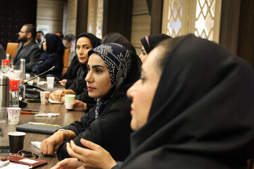 نشست صمیمی استاندار چهارمحال و بختیاری و مشاور رئیس جمهور با خبرنگاران