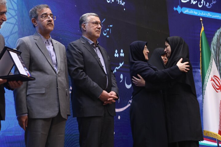 سپیده قلندری اسفدن «جهادگر نمونه» جهاددانشگاهی کشور شد