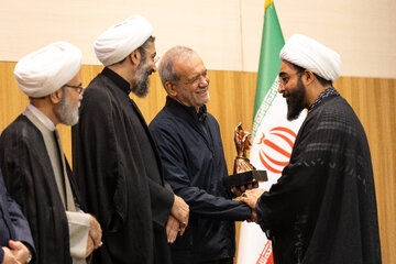 تقدیر از برگزیدگان یازدهمین اجلاسیه مجاهدان در غربت توسط مسعود پزشکیان، رئیس جمهور