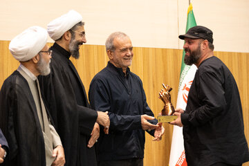 تقدیر از برگزیدگان یازدهمین اجلاسیه مجاهدان در غربت توسط مسعود پزشکیان، رئیس جمهور