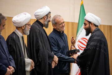 تقدیر از برگزیدگان یازدهمین اجلاسیه مجاهدان در غربت توسط مسعود پزشکیان، رئیس جمهور