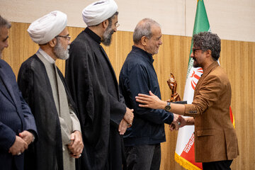 تقدیر از برگزیدگان یازدهمین اجلاسیه مجاهدان در غربت توسط مسعود پزشکیان، رئیس جمهور