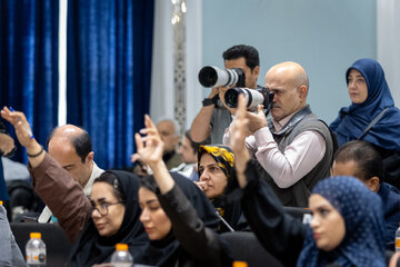 حمید فروتن، عکاس پیشکسوت در نشست خبری سخنگوی وزارت امور خارجه