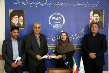 تجلیل ابراهیم امامی معاون سیاسی، امنیتی و اجتماعی استاندار اردبیل و تیمور حسین‌نژاد معاون روابط عمومی استانداری اردبیل از خبرنگاران ایسنا
