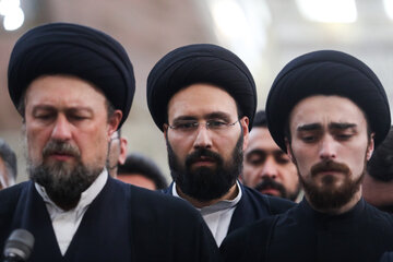 سیداحمد خمینی، سیدعلی خمینی و سیدحسن خمینی در مراسم تشییع و تدفین مرحومه نساءالسادات آل یاسین