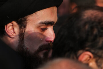سیداحمد خمینی در مراسم تشییع و تدفین مرحومه نساءالسادات آل یاسین