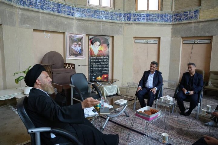 آیت‌الله ملک‌حسینی: روشن نگه داشتن خانه‌ها در روزهای سخت چراغ امید مردم را روشن کرد